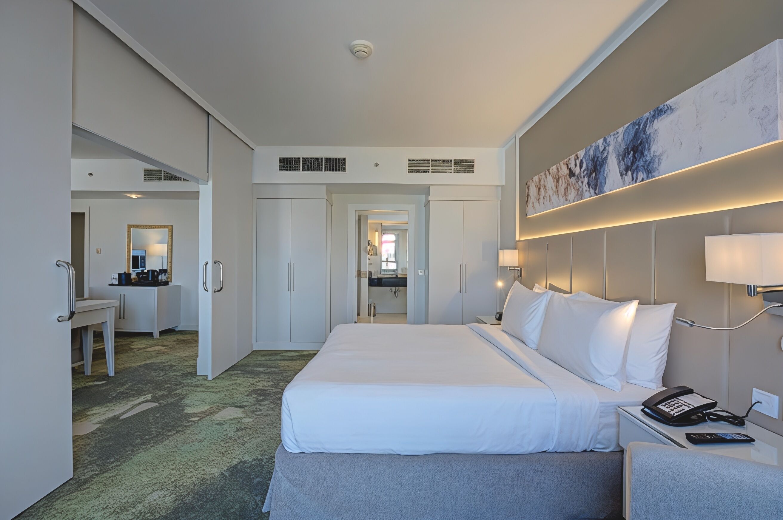 Executive suite, 1 slaapkamer, uitzicht op meer | Luxe beddengoed, een minibar, een kluis op de kamer, een bureau