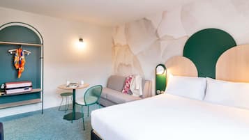 Comfort-Zimmer, 1 Queen-Bett und Schlafsofa | Schallisolierte Zimmer, Bügeleisen/Bügelbrett, kostenlose Babybetten