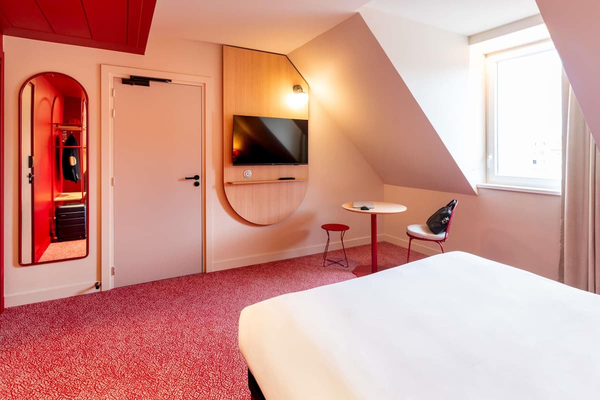 Soundproofing, iron/ironing board, free cribs/infant beds, free WiFi