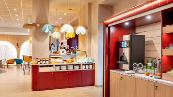 Daily continental breakfast (EUR 13 per person)