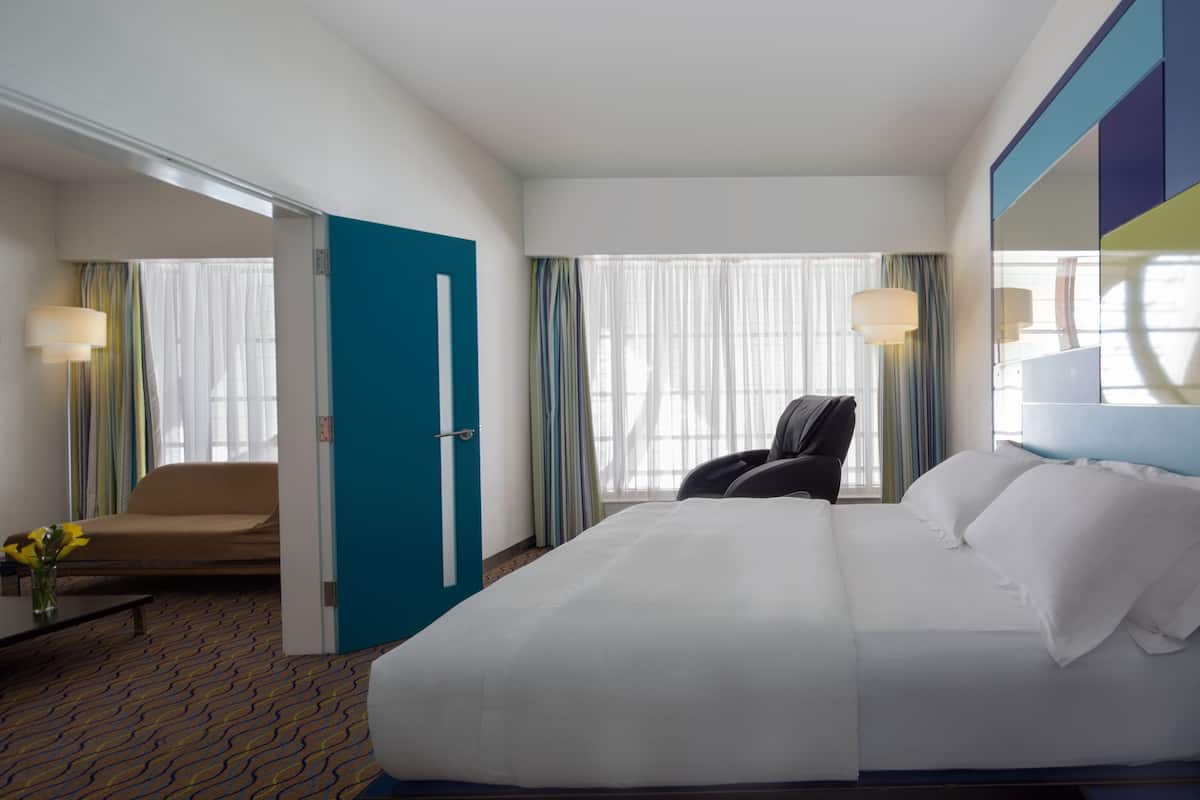 Junior suite at Concourse B near gate B14 or B22 | Minibar, una cassaforte in camera, una scrivania, tende oscuranti