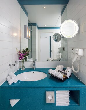 Deluxe Room at Concourse B Near Gate B14 or B22 | Salle de bain | Articles de toilette gratuits, sèche-cheveux, peignoirs, chaussons