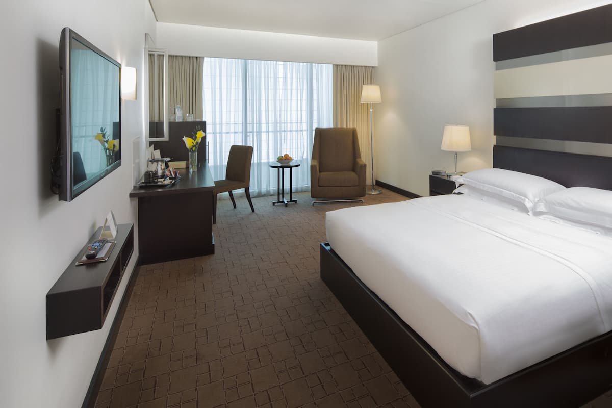 Deluxe Room at Concourse A Near Gate A1 or A24 | Minibar, una cassaforte in camera, una scrivania, tende oscuranti