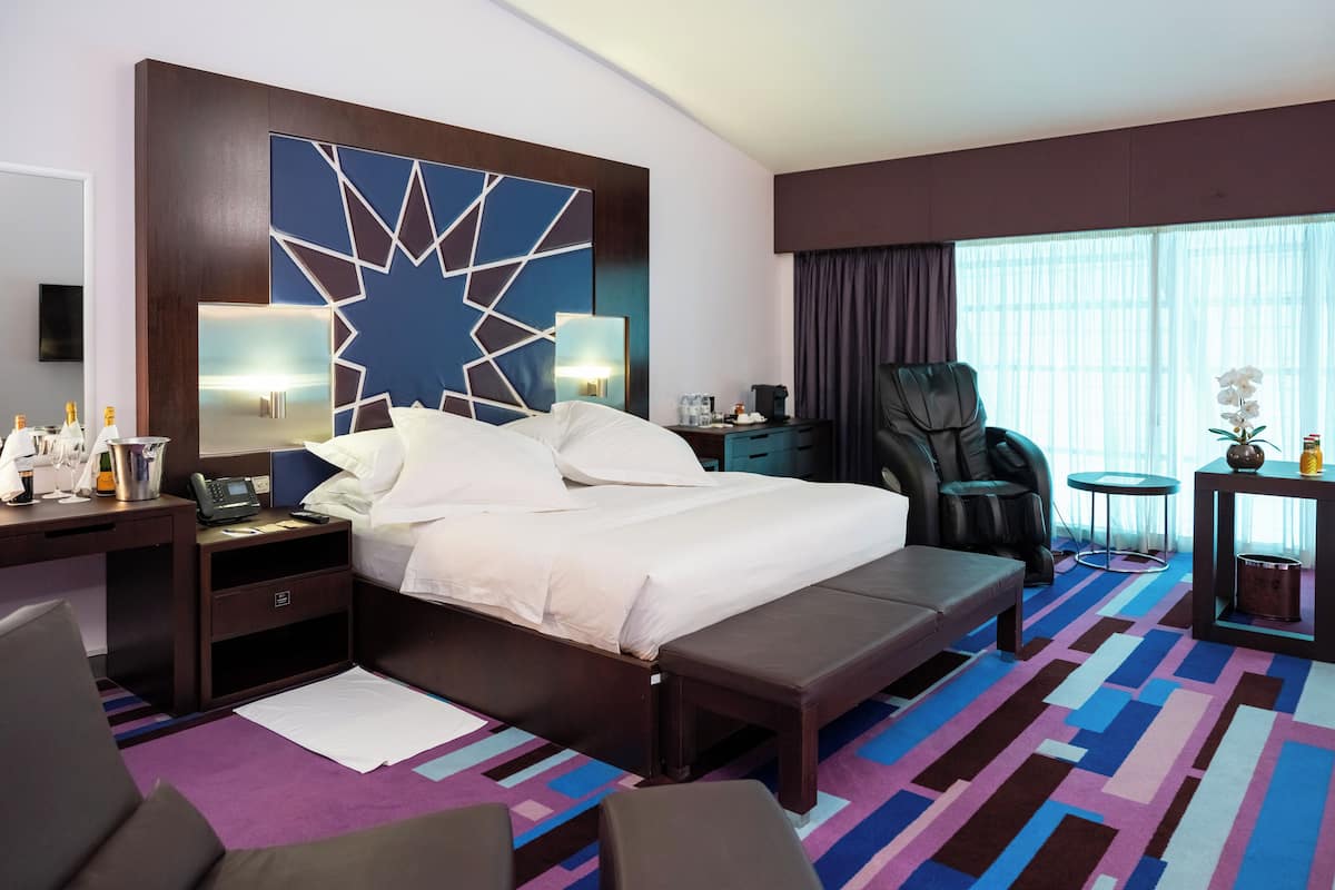 Executive Room at Concourse B Near Gate B14 or B22 | Minibar, una cassaforte in camera, una scrivania, tende oscuranti
