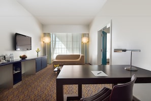 Junior suite at Concourse B near gate B14 or B22 | Aire de séjour | Téléviseur ACL de 32 po avec télévision par câble, téléviseur