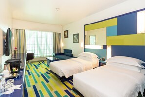 Deluxe Room at Concourse B Near Gate B14 or B22 | 미니바, 객실 내 금고, 책상, 암막 커튼