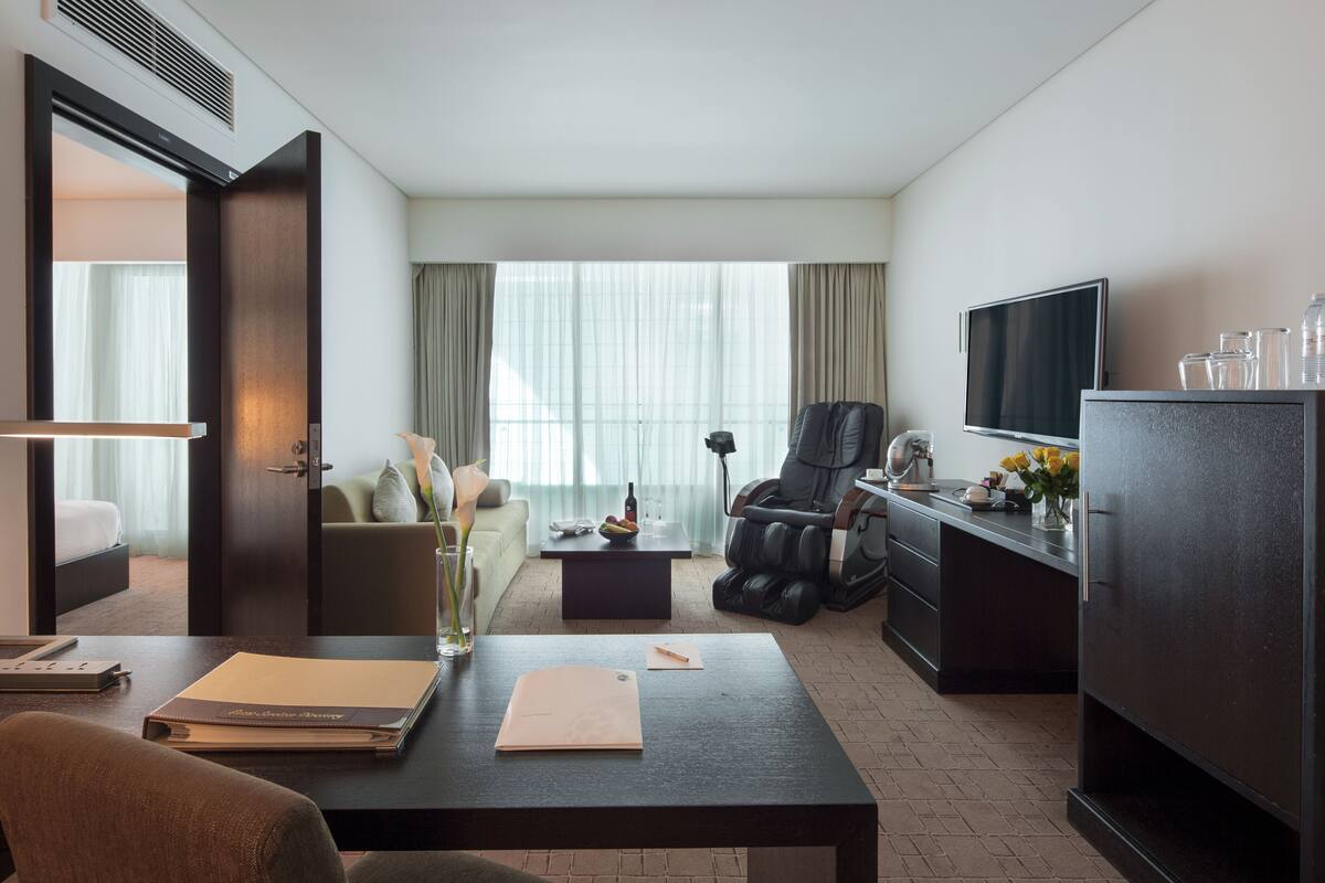 Kamer | Een minibar, een kluis op de kamer, een bureau, verduisterende gordijnen