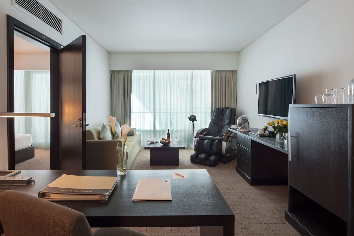 Junior suite at Concourse A near gate A1 or A24 | Minibar, una cassaforte in camera, una scrivania, tende oscuranti