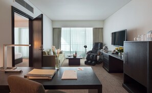 Junior suite at Concourse A near gate A1 or A24 | Minibar, caja de seguridad en la habitación y escritorio 