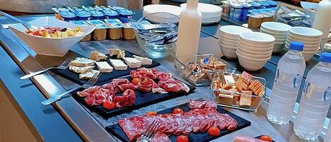 Sarapan prasmanan setiap hari (EUR 9.90 per orang)