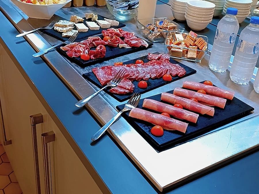 Petit déjeuner buffet (9.90 EUR par personne)