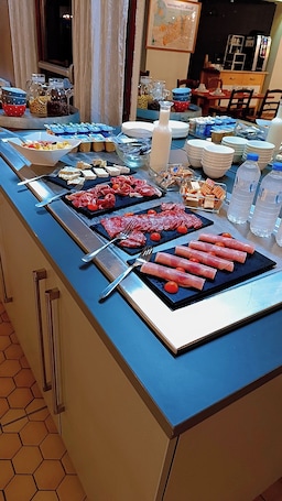 Daily buffet breakfast for a fee. Kyriad Direct METZ NORD - Woippy