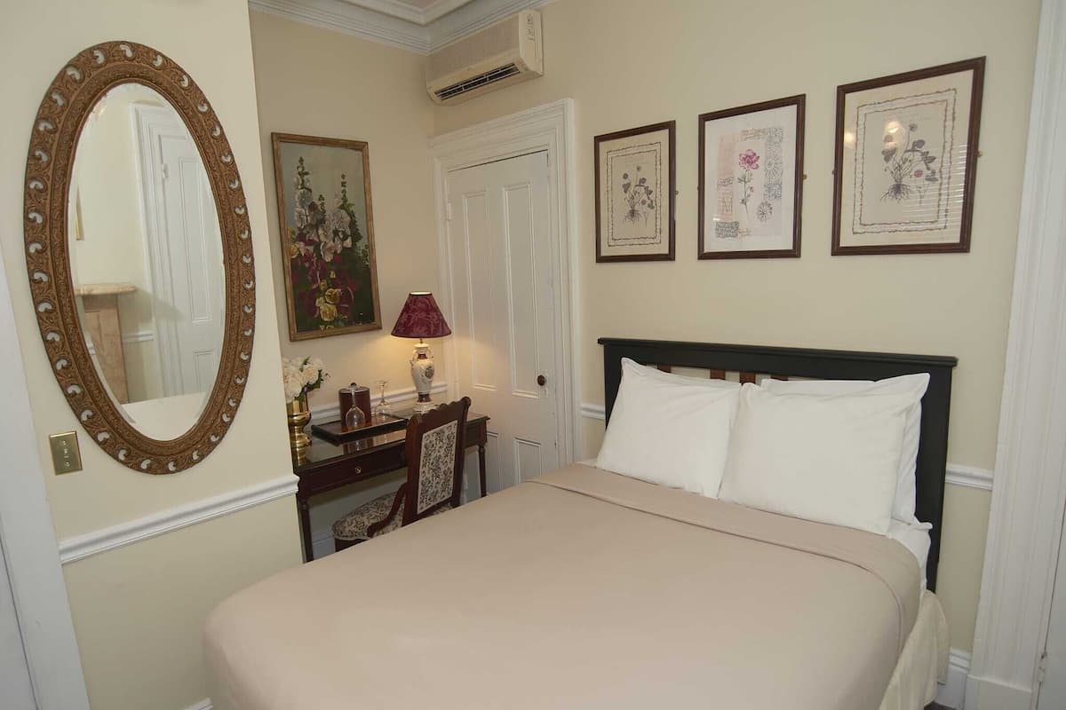Standard Double Room, Ensuite (The Inn 2 Queen (no pets))