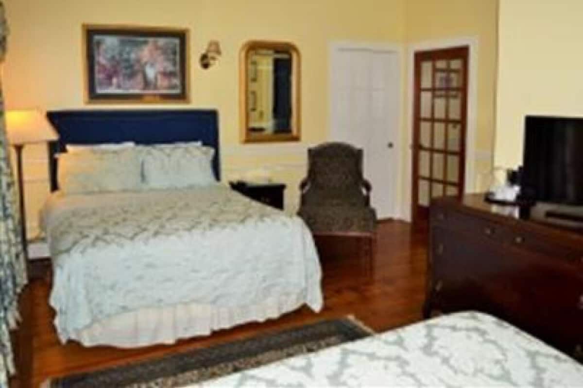 Standard Triple Room, Ensuite (The House 2 Queen Beds (p)