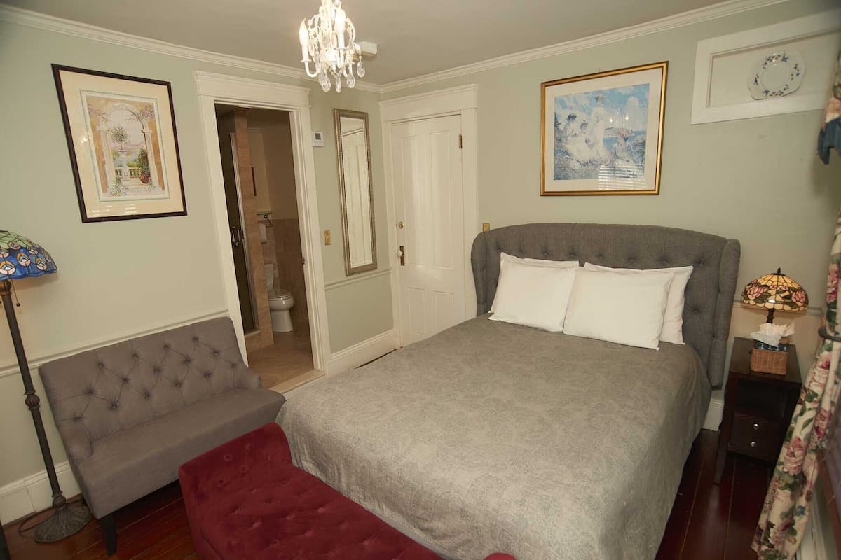 Standard Double Room, Ensuite (The Inn 6 Queen (no pets))