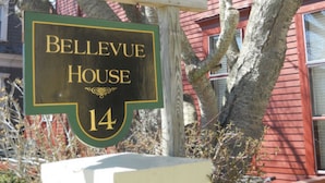 Bellevue House Schild mit der Nummer 14.