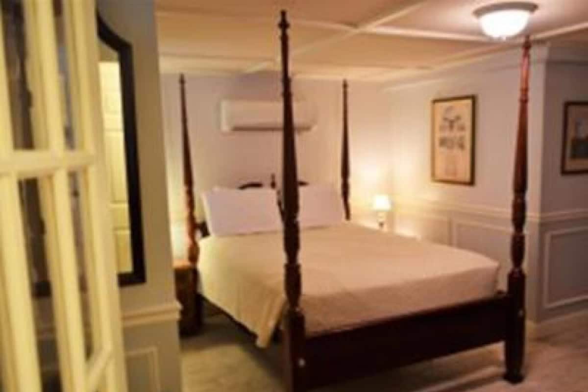 Standard Double Room, Ensuite (Manor Queen Lower Level 1)