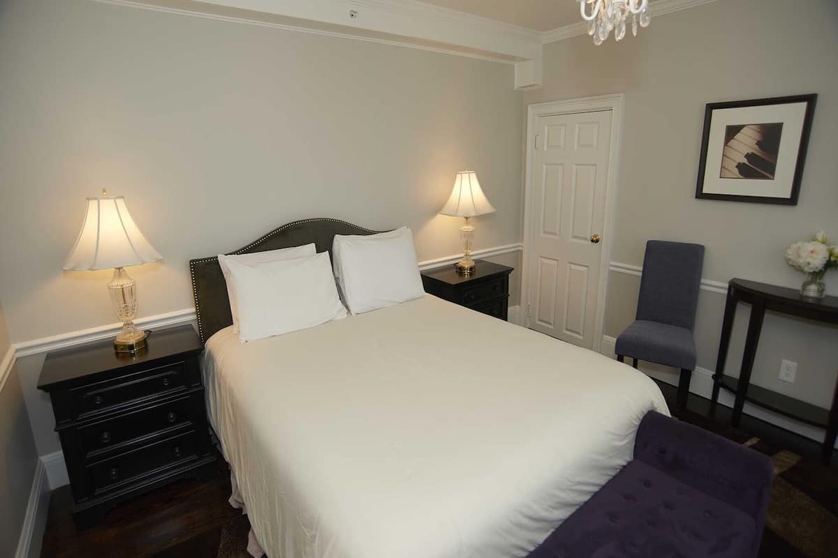 Standard Double Room, Ensuite (The Manor 116 Queen)