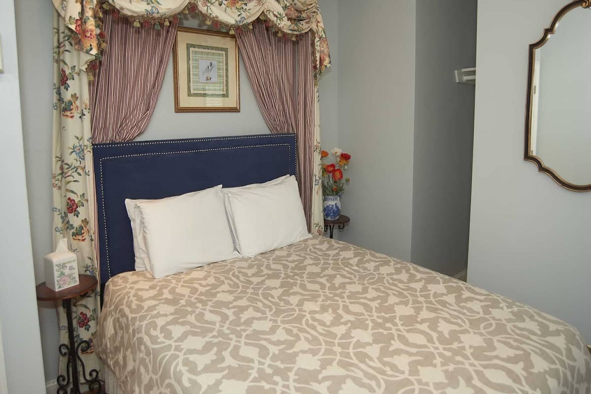 Standard Double Room, Ensuite (The Inn 11 Queen (no pets)