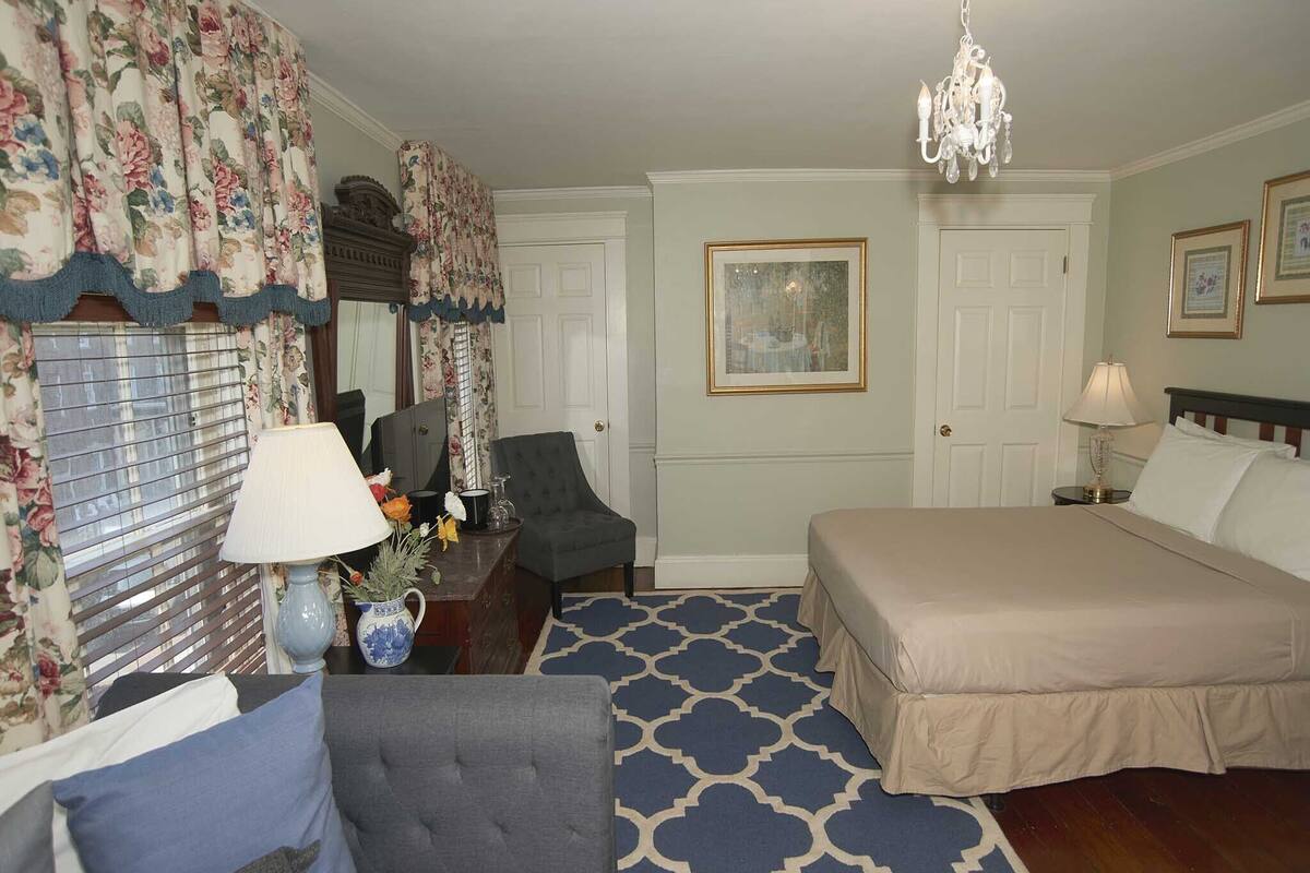 Standard Double Room, Ensuite (The Inn 3 Queen (no pets))