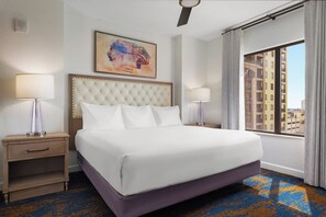 Phòng Suite, 1 phòng ngủ, ban công | Két bảo mật tại phòng, bàn, bàn ủi/dụng cụ ủi quần áo