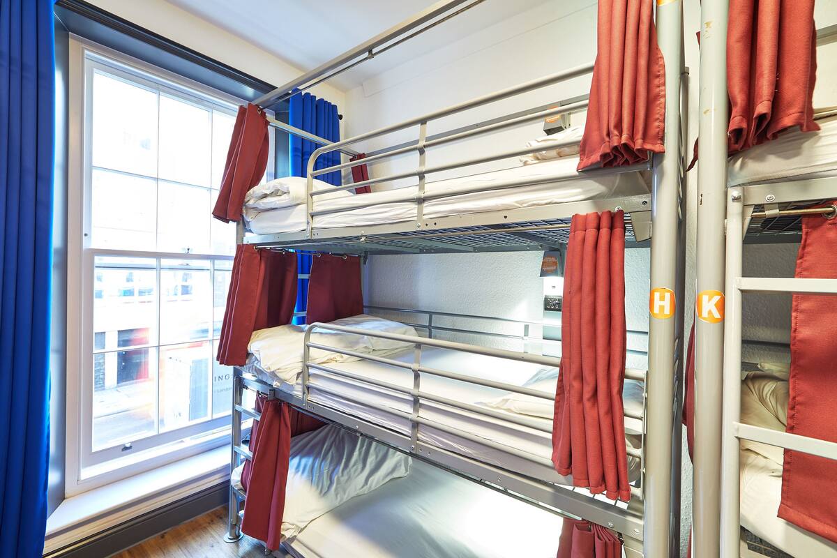 Bed in 12 Bed Dorm with Shared Bathroom | 隔音、熨斗/熨衫板、免費 Wi-Fi、床單