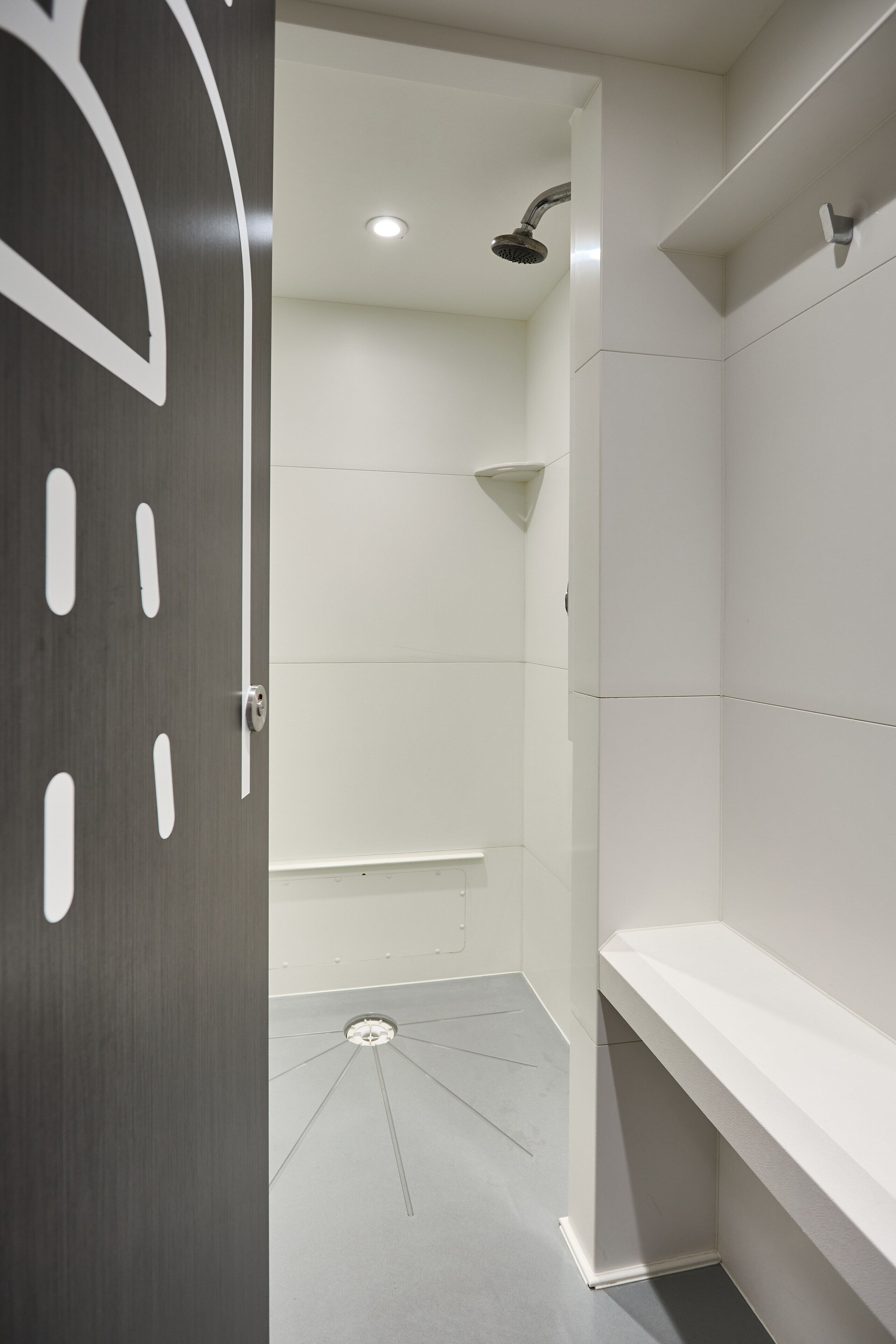 Ein modernes Badezimmer mit Dusche, Toilette und Waschbecken.