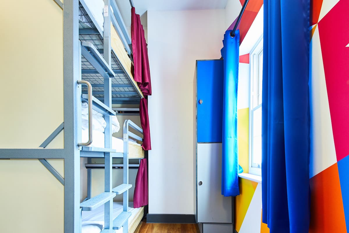 Bed in 9 Bed Dorm with Shared Bathroom (Triple Bunks) | Ljudisolering, strykjärn/strykbräda, gratis wi-fi och sängkläder