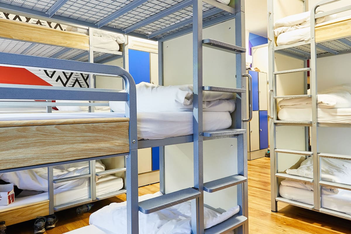Bed in 21 Bed Dorm with Shared Bathroom (Triple Bunks) | Ljudisolering, strykjärn/strykbräda, gratis wi-fi och sängkläder