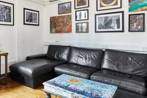 Lobby sitting area - St Christopher's Village, London Bridge - Hostel (London)