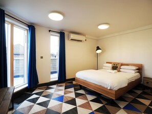 Double Room, Ensuite | Soundproofing, iron/ironing board, free WiFi, bed sheets - St Christopher's Village, London Bridge - Hostel (London)