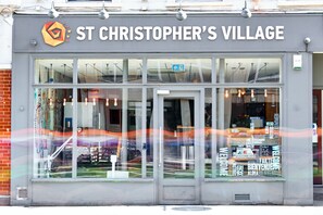 Vista frontal de la propiedad