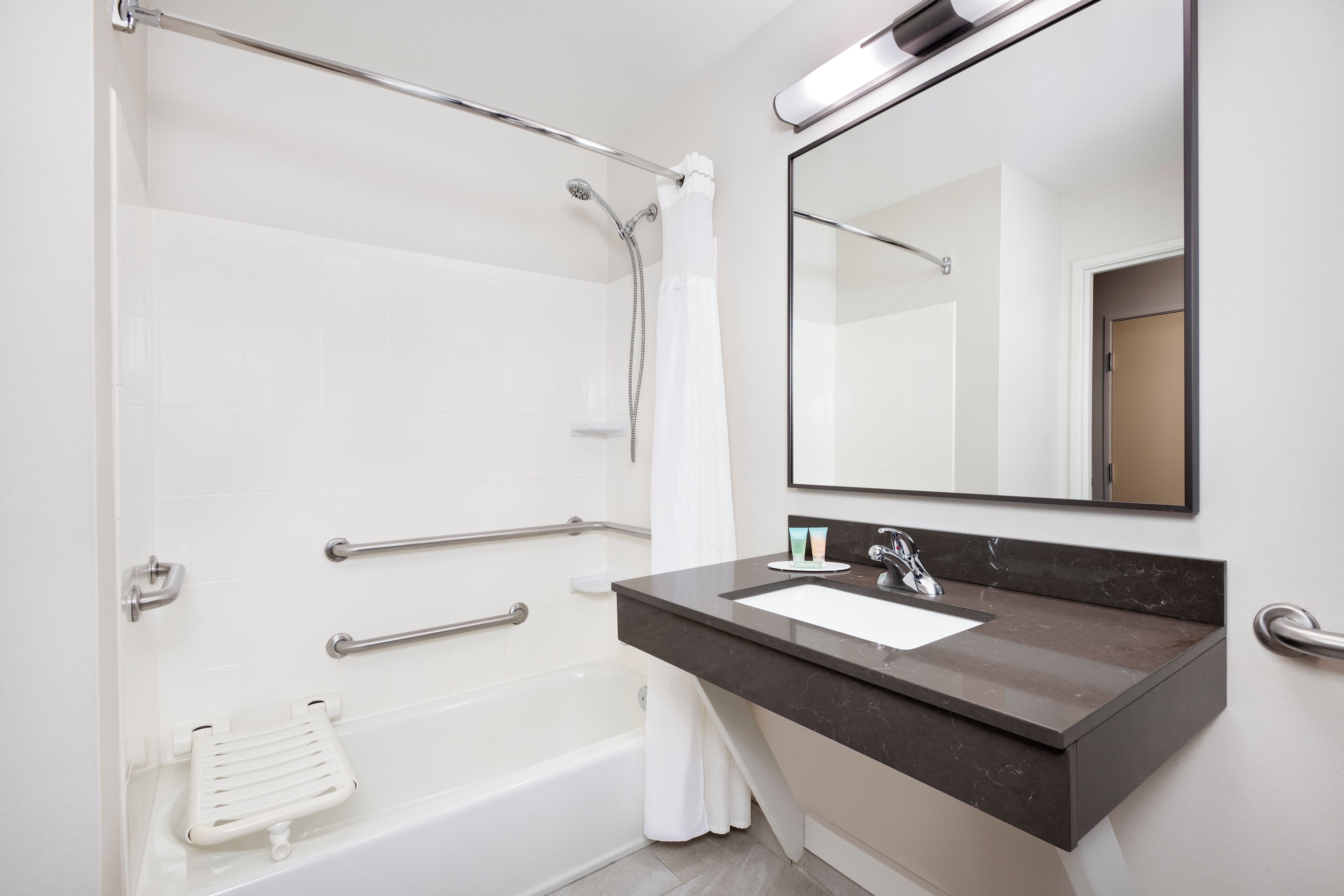 combined shower/bathtub, hydromassage showerhead, designer toiletries