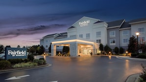 A Marriott Fairfield hotel with a modern design, featuring a prominent entrance and a well-lit driveway. - Fairfield Inn & Suites by Marriott Wilson (Wilson)