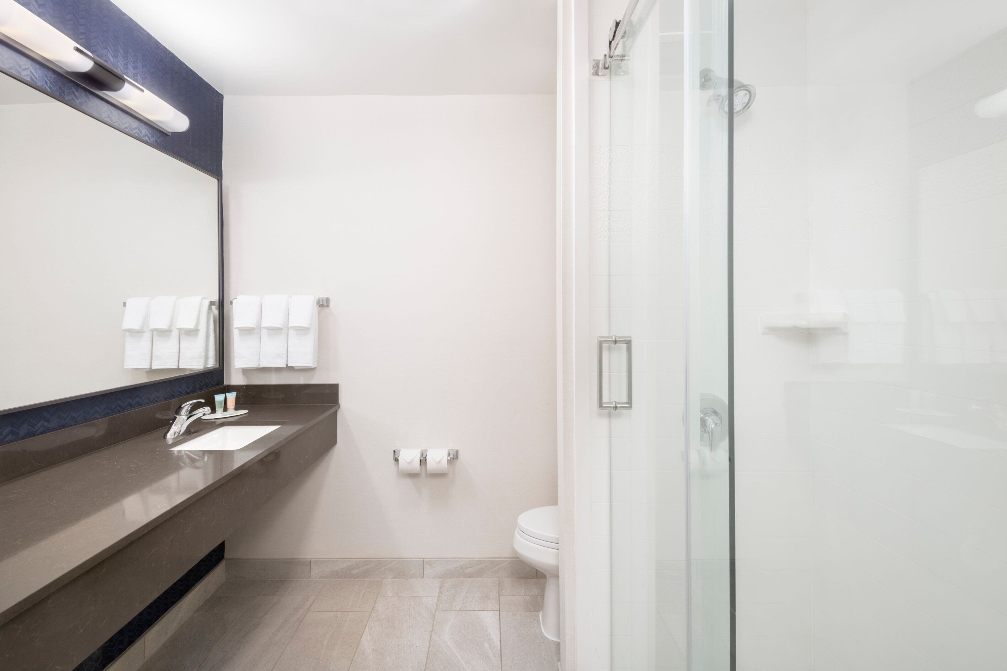 combined shower/bathtub, hydromassage showerhead, designer toiletries