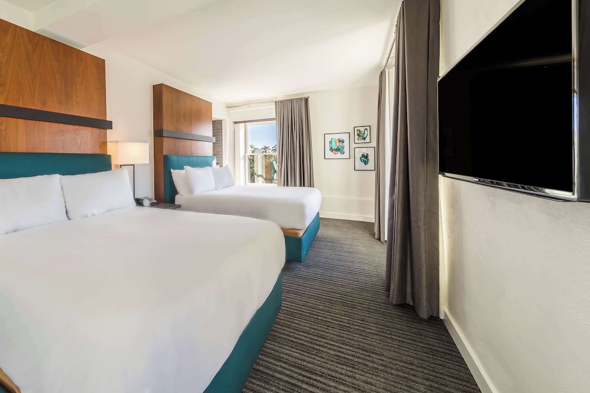Premium bedding, in-room safe, desk, laptop workspace