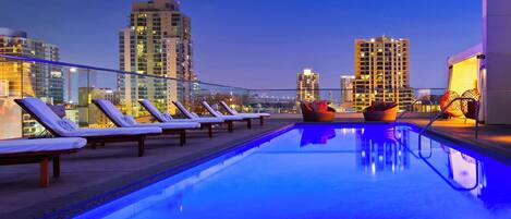 Ulkouima-allas, maksullisia cabañoita, aurinkovarjoja