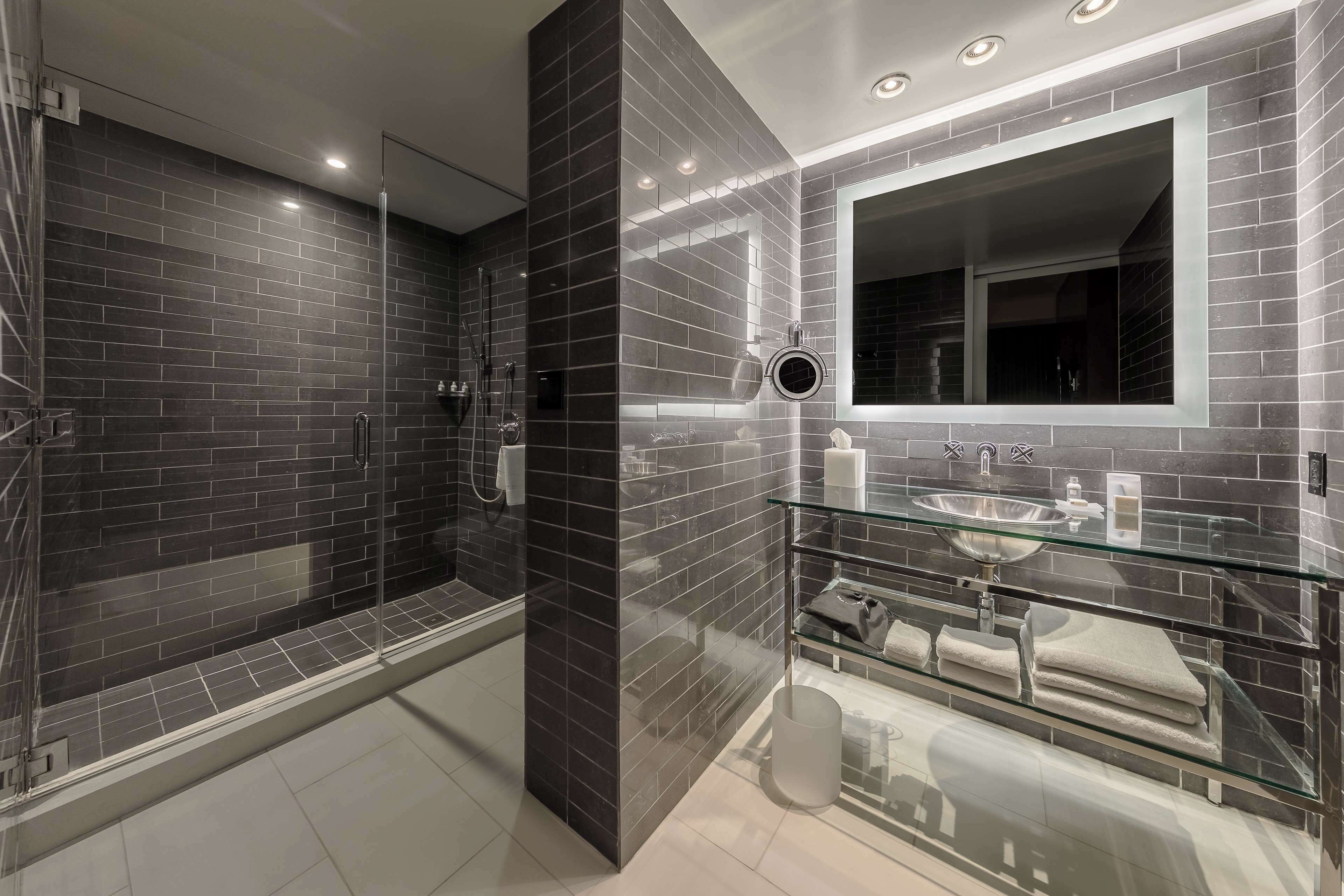 Andaz Suite | Badkamer | Designer toiletartikelen, een haardroger, badjassen, pantoffels