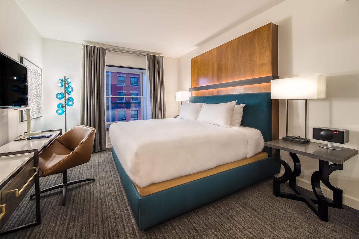 Ropa de cama de alta calidad y caja de seguridad en la habitación