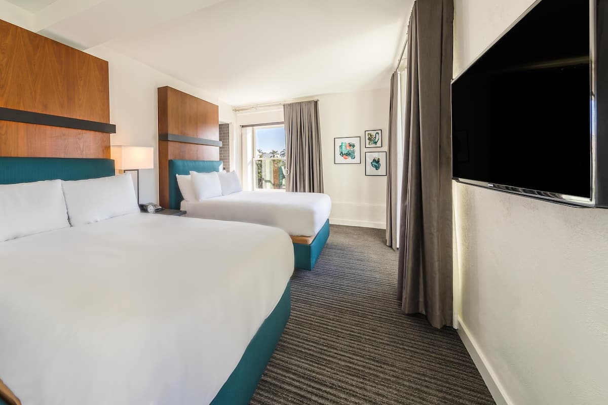 Ropa de cama de alta calidad y caja de seguridad en la habitación