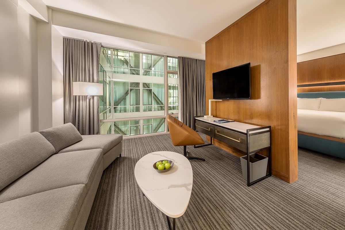 Andaz Suite | Ropa de cama de alta calidad y caja de seguridad en la habitación