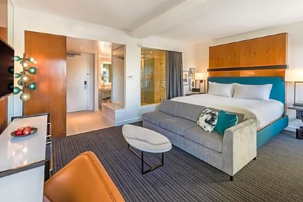 Premium bedding, in-room safe, desk, laptop workspace