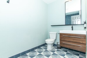 Articles de toilette gratuits, sĂšche-cheveux, serviettes fournies