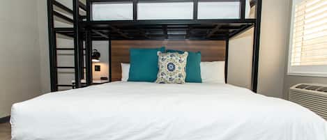 Escritorio, tabla de planchar con plancha, wifi gratis y ropa de cama