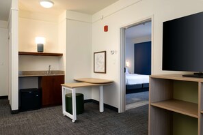 Premium bedding, desk, laptop workspace, iron/ironing board - Spark by Hilton Savannah Airport (Savannah)
