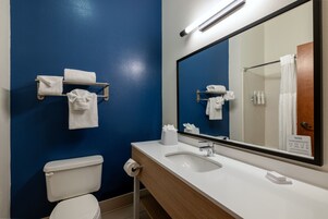 Combined shower/tub, free toiletries, hair dryer, towels
