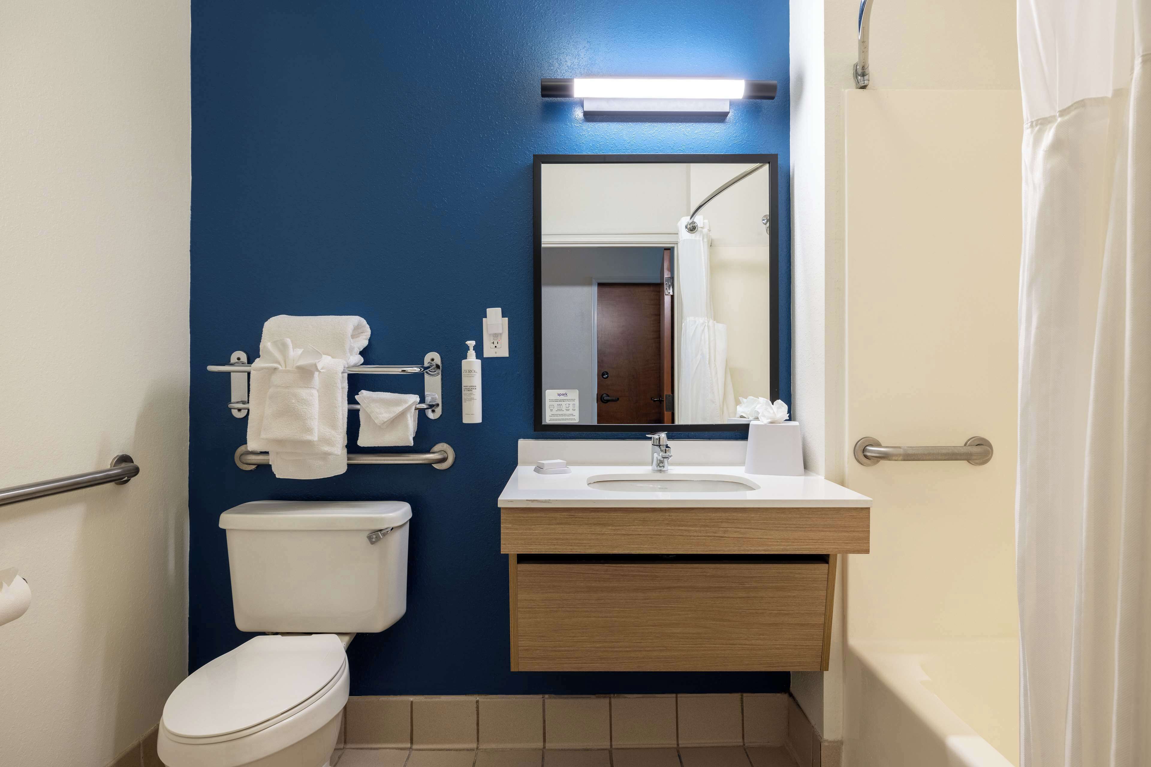 combined shower/bathtub, free toiletries, hair dryer, towels