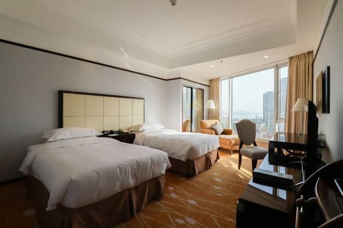 Minibar, escritorio, cortinas opacas y sistema de insonorización