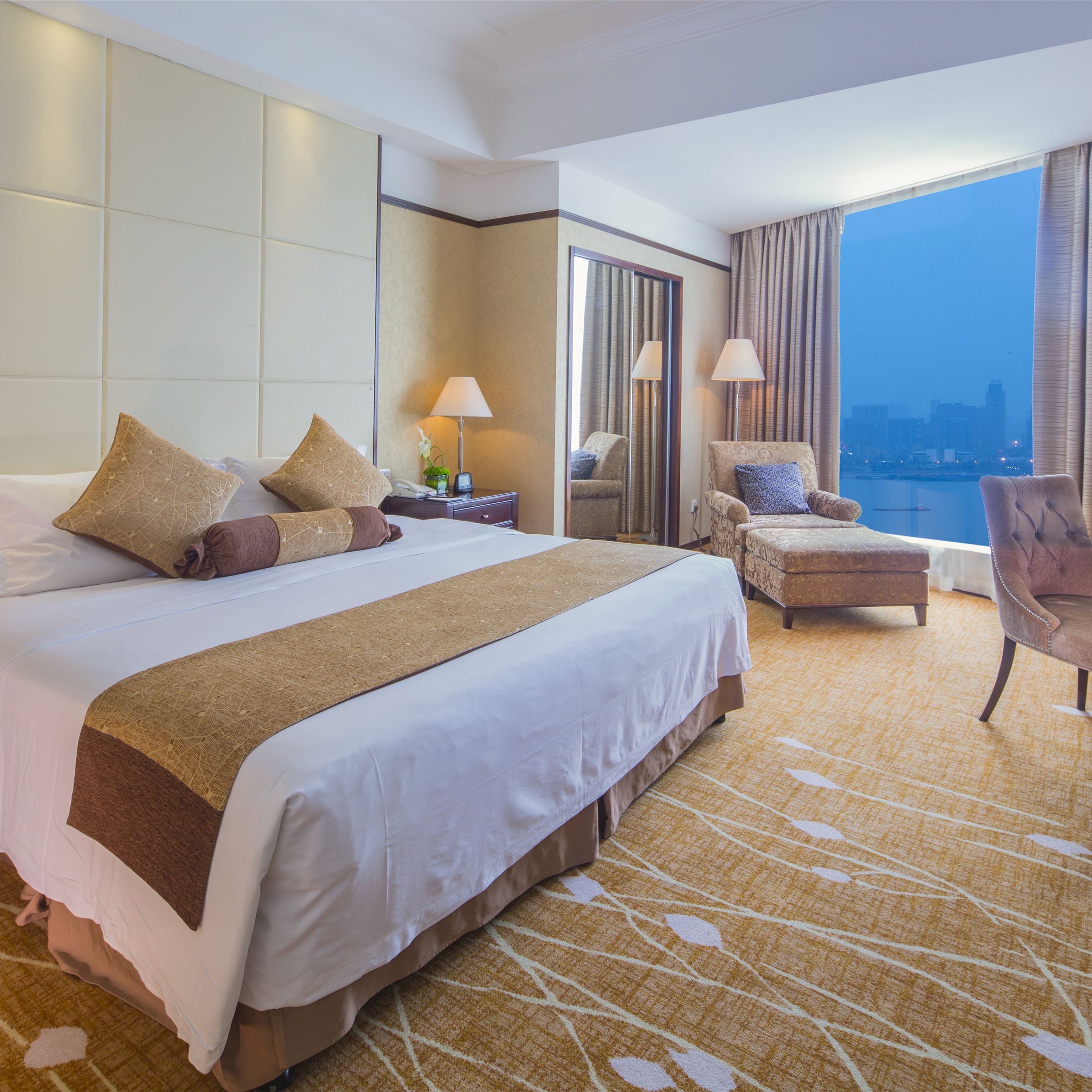 business suite, 1 king bed, smoking | minibar, desk, blackout curtains, soundproofing