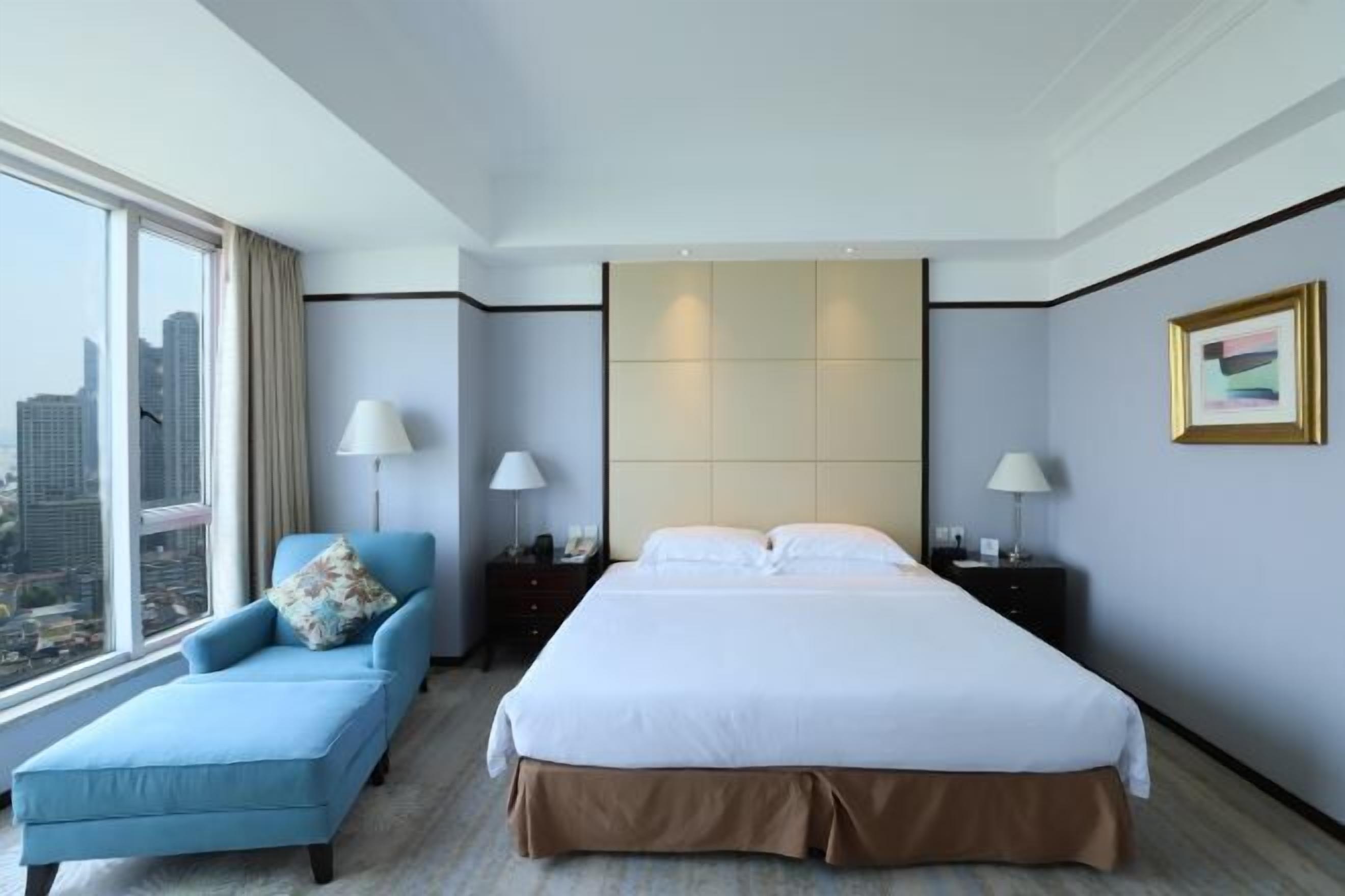 Minibar, desk, blackout drapes, soundproofing